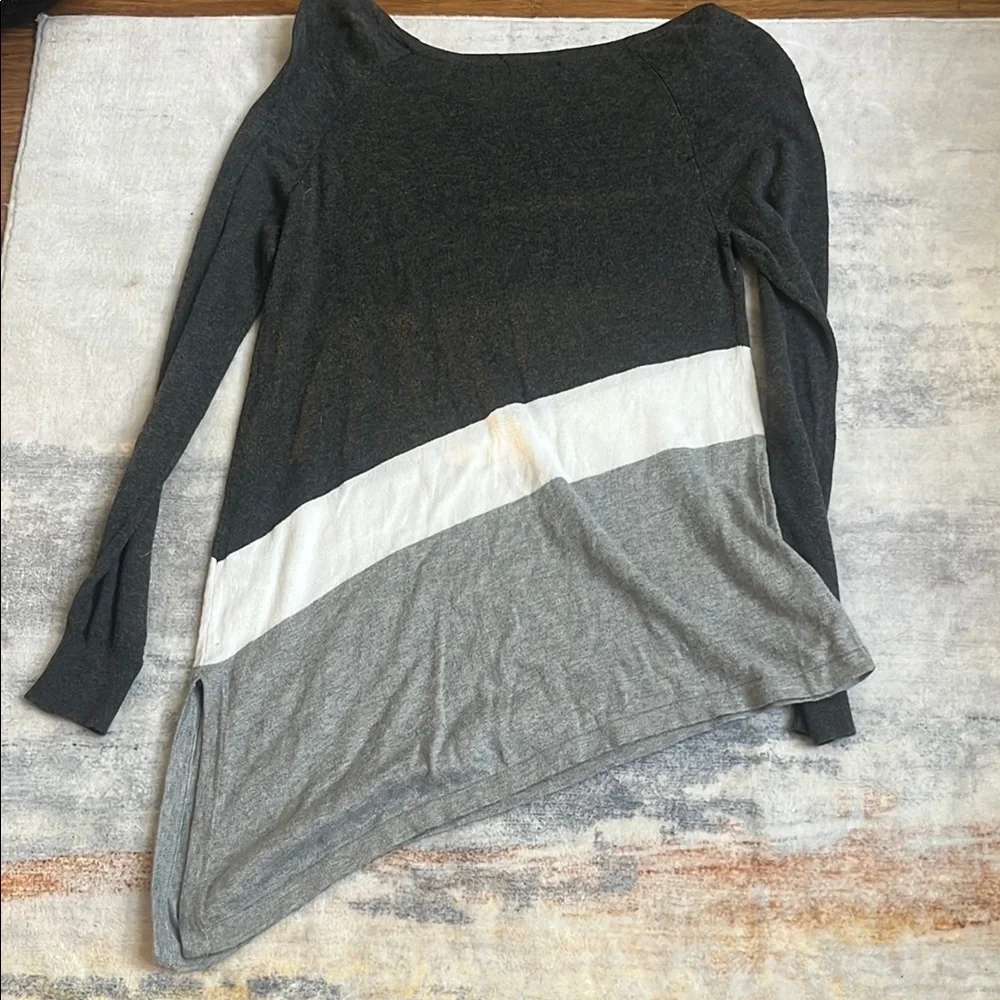 (286)Michael Kors Gray and White Crew Neck Sweater